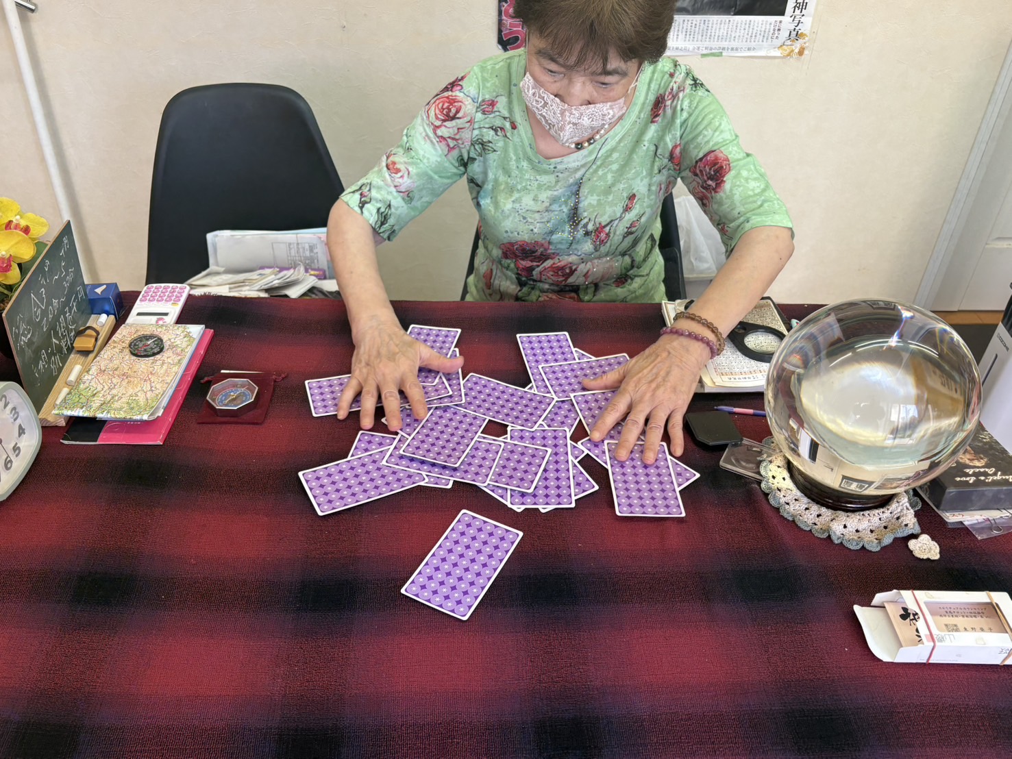 神楽でタロットを広げて鑑定する東野榮子